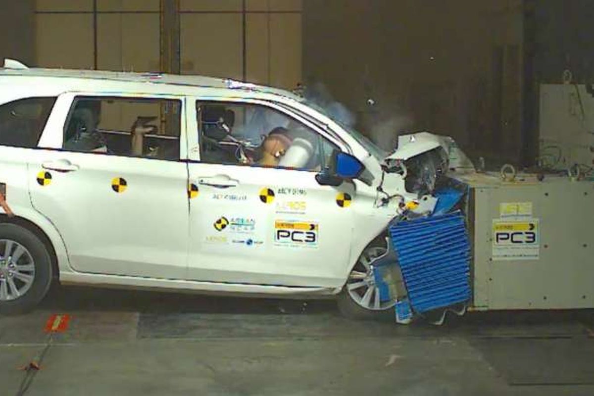 Tes tabrak Perodua Alza