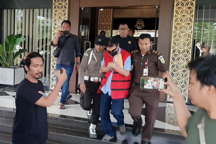 Mantan Kepala Unit Administrasi dan Sekretaris Komite Kredit Bank Banten Darwinis (DWS) saat dibawa ke mobil tahanan Kejati Banten setelah ditetapkan sebagai tersangka korupsi kredit fikrif