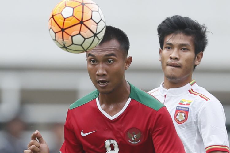 Gelandang tim nasional Indonesia, Muhammad Hargianto, berhasil menguasai bola dalam laga persahabatan melawan Myanmar di Stadion Pakansari, Cibinong, Selasa (21/3/2017). 
