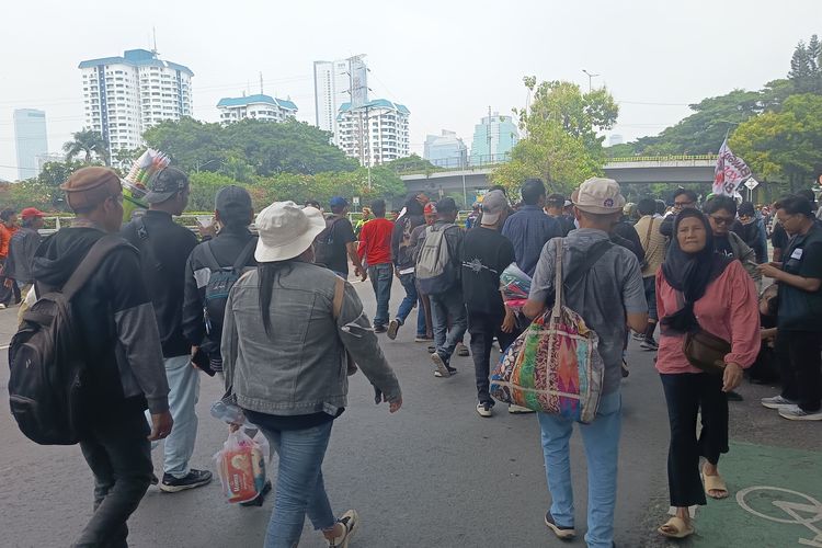 Warga Pati Pulang, Sejumlah Massa Masih Bertahan di Depan DPR hingga Tendang Gerbang