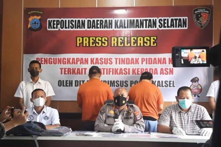 Kabid Humas Polda Kalsel, Kombes Rifa'i (tengah) memberikan keterangan kepada wartawan terkait OTT seorang ASN di Banjarmasin, Kalsel, Selasa (14/9/2021). 