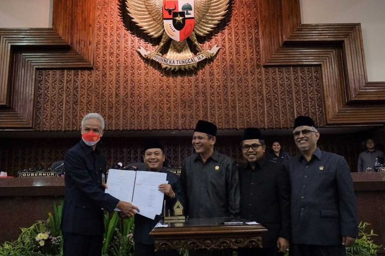 Gubernur Ganjar Pranowo dan DPRD Jateng menandatangani (RAPBD) Jawa Tengah tahun anggaran 2023 sebesar Rp 25,73 Triliun, Kamis (24/11/2022).