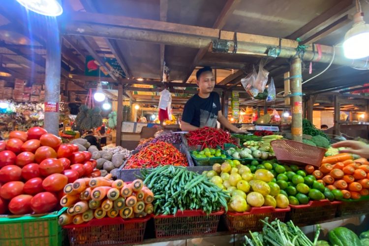Penjual sayuran di Pasar Senen Blok III, Jakarta Pusat, Epet (28), meningkatkan harga cabai mencapai Rp100.000 menjelang Ramadan