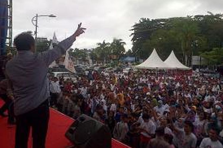 Wakil ketua DPD RI, Laode Ida berorasi sebagai pernyataan dukungan kepada pasangan capres dan cawapres Jokowi-JK, saat kampanye JK di Kendari. 