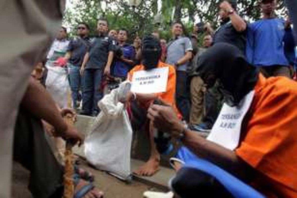 Tersangka menjalani rekonstruksi pencurian kabel di Jalan Medan Merdeka Selatan, Selasa (15/3/2016). Sebanyak enam tersangka melakukan lebih dari 10 adegan saat menjalani rekonstruksi.