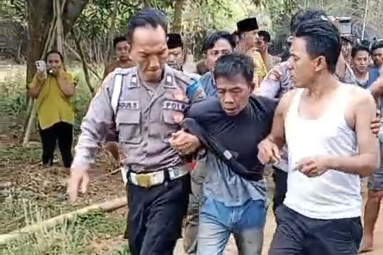 Polisi mengamankan pelaku pencurian 1 karung berisi asam jawa usai dihajar massa. 