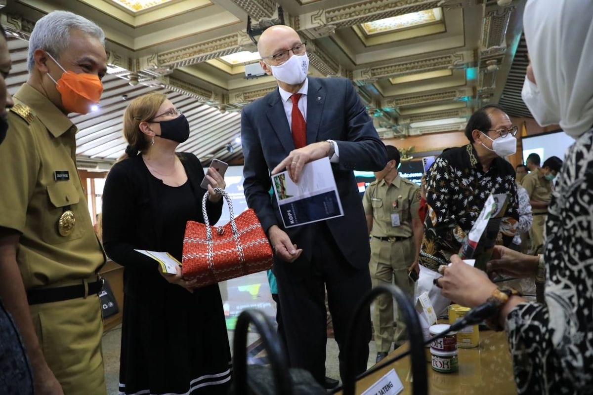 Gubernur Jawa Tengah (Jateng) Ganjar Pranowo bersama Duta Besar (Dubes) Republik Ceko untuk Indonesia Jaroslav Dolecek saat berada di acara pameran produk unggulan usaha kecil menengah (UKM) dalam kunjungan kenegaraan Dubes Ceko ke Jateng, bertempat di Gedung A lantai 2 Kompleks Kantor Gubernur, Kota Semarang, Senin (19/4/2021).