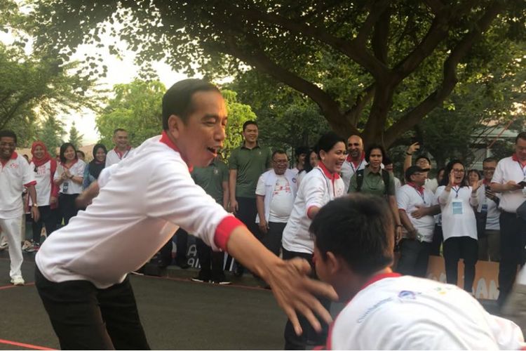 Presiden Joko Widodo dan Ibu Negara Iriana bermain permainan tradisional gobak sodor dengan anak-anak di halaman tengah Istana Presiden, Jakarta, Jumat (4/5/2018). 