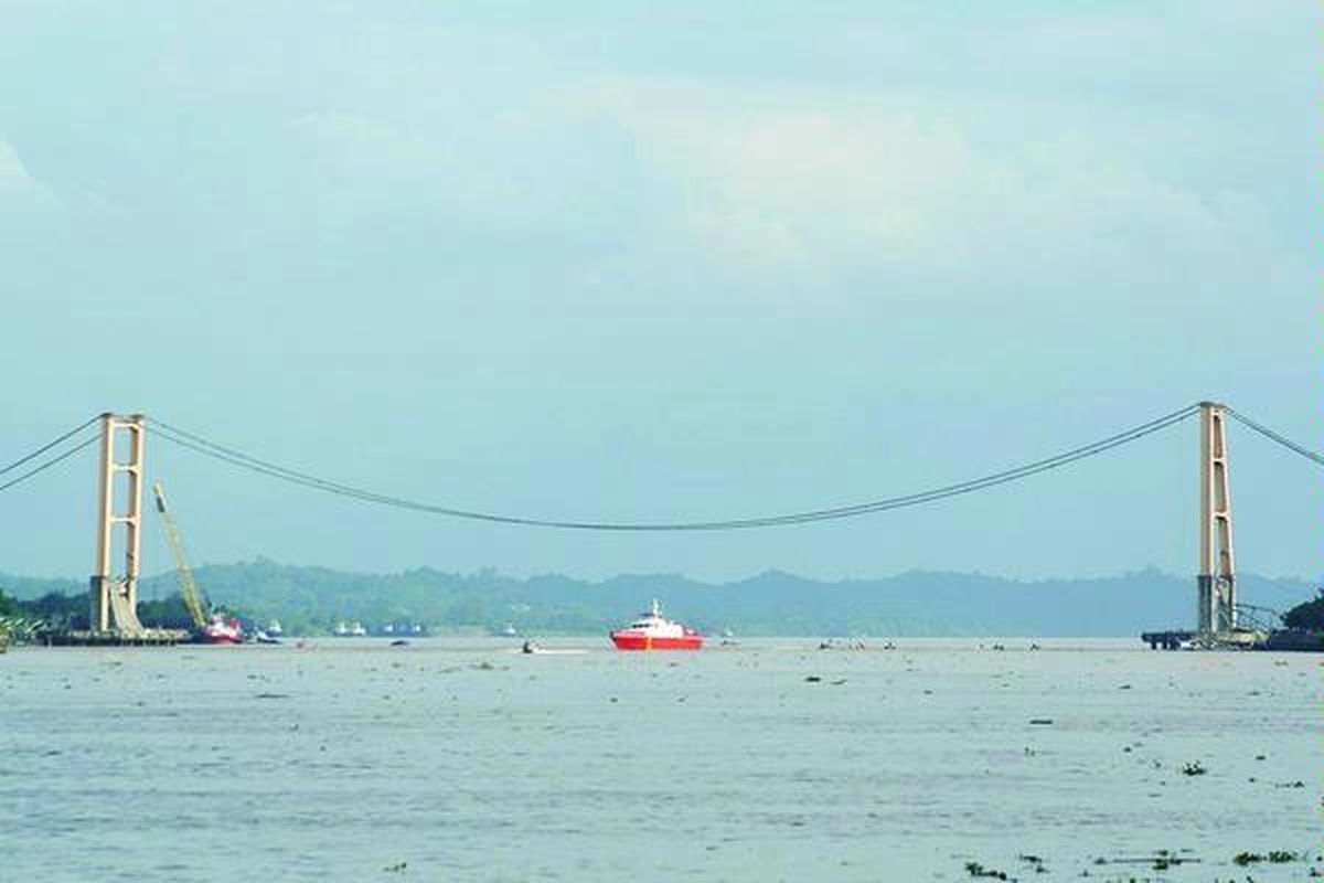 Dua tiang pancang  Jembatan Kartanegara di Tenggarong, Kutai Kartanegara, Kalimantan Timur, masih berdiri, Minggu (27/11). Jembatan yang melintas di atas Sungai Mahakam sepanjang 710 meter ini runtuh pada Sabtu (26/11) sekitar pukul 16.15 Wita. Penyebabnya belum diketahui hingga kini. Akibat kejadian itu, jumlah korban yang terdata sejauh ini adalah 5 orang meninggal, 40 orang luka-luka, dan 33 orang dinyatakan hilang.