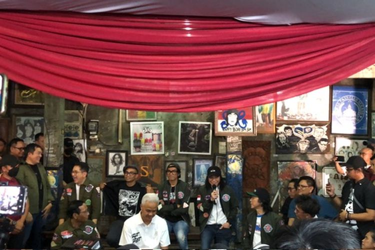 Abdee Slank di dekrasi Ganjar Mahfud di “markas” Slank, daerah Potlot, Kalibata, Jakarta Selatan, Sabtu (20/1/2024).
