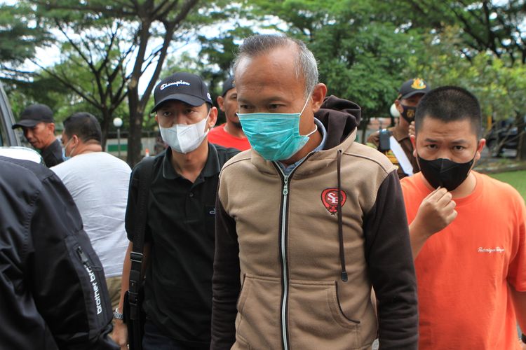 Terdakwa Arif Firdaus, mantan Sekwan DPRD PALI saat tiba di gedung Kejaksaan Tinggi (Kejati) Sumatera Selatan setelah menjadi buronan selama dua tahun, Rabu (9/2/2022).