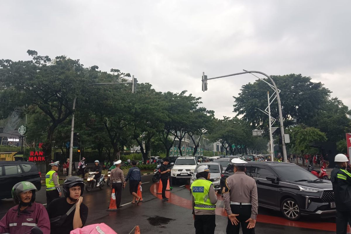 Antrean kendaraan di pintu 10 SUGBK, Senayan, Jakarta Pusat, Senin (19/6/2023).