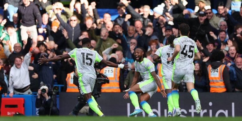 Marc Guehi (kiri) merayakan gol kedua tim dalam pertandingan sepak bola Liga Inggris antara Chelsea vs Manchester City di Stamford Bridge di London pada 12 April 2026. (Foto oleh Adrian Dennis / AFP) 