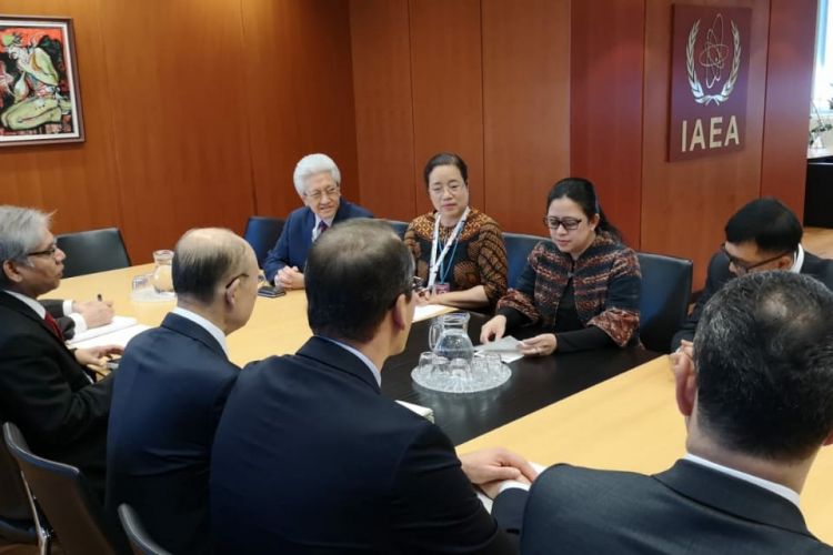 Menko PMK Puan Maharani bertemu dengan Dirjen Badan Tenaga Atom Internasional (IAEA) Yukiya Amano di Wina, Austria, 28 November 2018. Dalam pertemuan ini Puan memaparkan penggunaan teknologi nuklir untuk Indonesia.