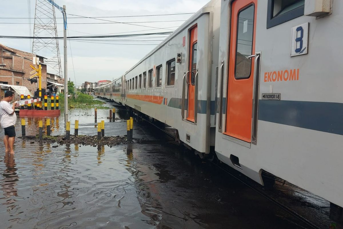 Banjir surut, aktivitas penumpang dan kereta api di Stasiun Semarang Tawang berangsur normal.