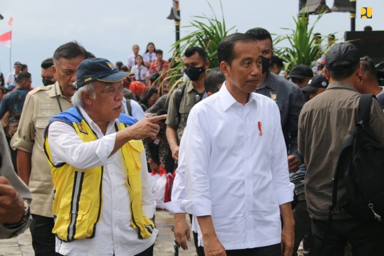 Presiden Joko Widodo (Jokowi) didampingi Menteri Pekerjaan Umum dan Perumahan Rakyat (PUPR) Basuki Hadimuljono, Sekretaris Kabinet Pramono Anung, dan Gubernur Sulawesi Utara Olly Dondokambey meninjau Penataan Kawasan Wisata Bunaken, Jumat (20/1/2023). 