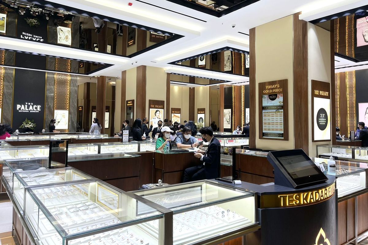 Tampilan Megastore The Palace Jeweler yang baru melakukan re-opening di Central Park Mall pada Jumat (7/10/22) 