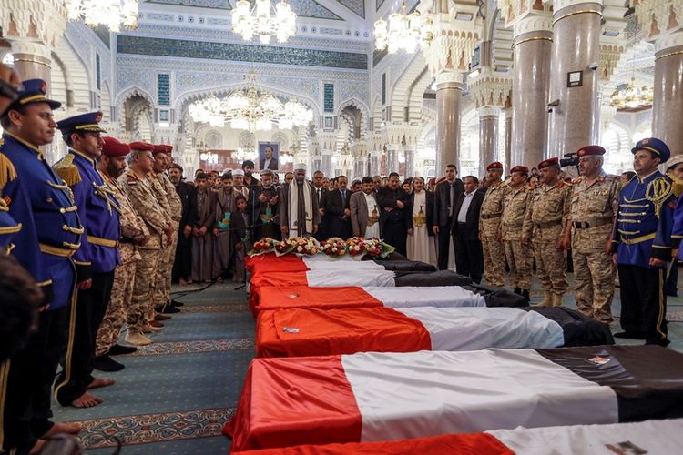 Anggota pasukan Houthi mengiringi pemakaman salah satu pemimpin mereka, Saleh al-Sammad dan enam pengawalnya, Sabtu (28/4/2018). Sammad tewas akibat serangan udara yang diklaim dilancarkan pasukan koalisi pimpinan Arab Saudi.