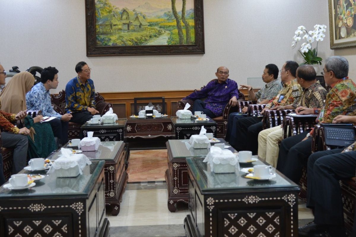 Sekjen Kemendikbud Didik Suhardi mendampingi Mendikbud Muhadjir Effendy menerima kunjungan Wakil Presiden PT Samsung Elektronic Indonesia, Kang Hyun Lee, di kantor Kemendikbud, Senayan, Jakarta, Selasa (10/09/2019).