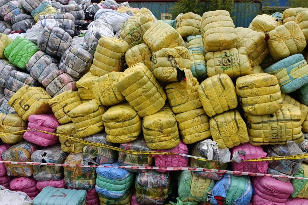 Ribuan tumpuk bal segel berisi pakaian bekas yang berada di Tempat Penimbunan Pabean (TPP) DJBC, Kawasan Industri Jababeka III, Kabupaten Bekasi, Selasa (28/3/2023).