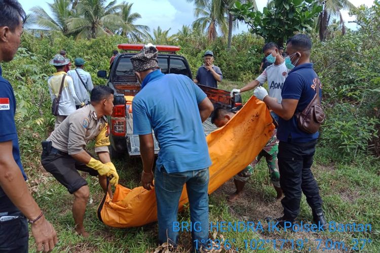 Petugas gabungan saat mengevakuasi penemuan mayat korban di perairan Selat Malaka di Kabupaten Bengkalis