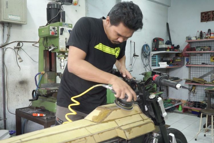 Pap N Mam Modified asal Semarang, Jawa Tengah, yang saat ini tengah menyelesaikan motor custom Yamaha XSR155 dengan konsep ?Modern Flat Track.?