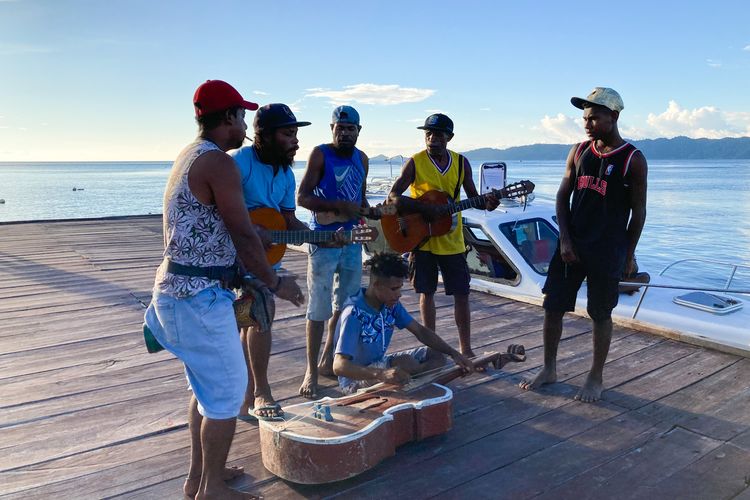 Suasana Desa Wisata Arborek, Kabupaten Raja Ampat, Papua Barat, Selasa (26/10/2021).