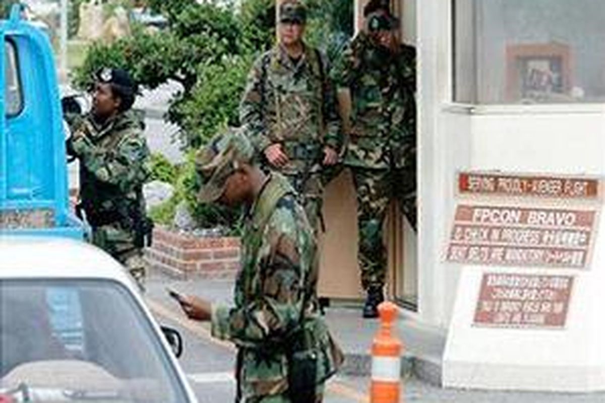 Suasana penjagaan di gerbang barak militer AS di Okinawa.
