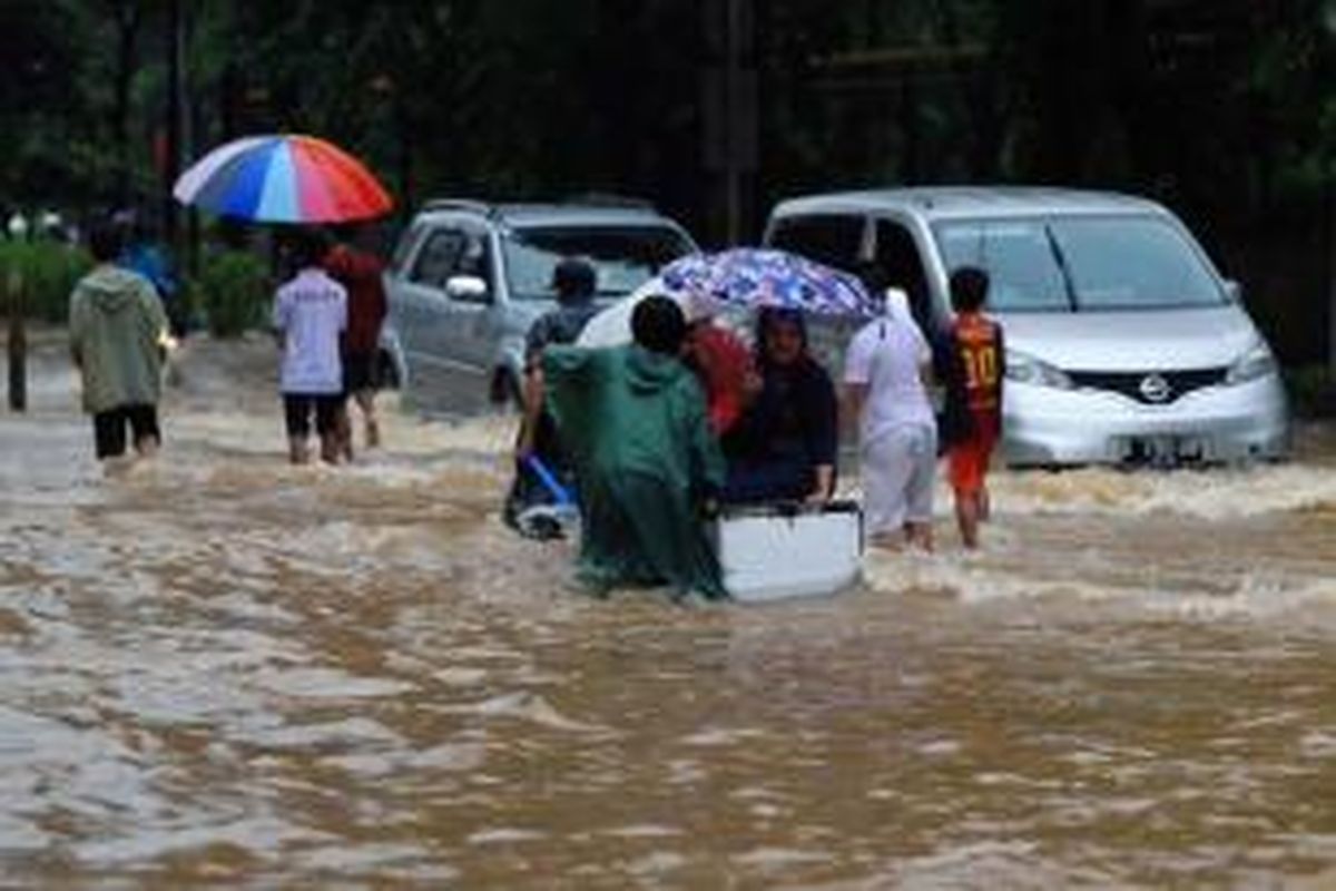 Banjir di ruas Jalan Kebon Sirih, Jakarta Pusat, Senin (9/2/2015). Curah hujan yang tinggi mengakibatkan sejumlah tempat di ibu kota terendam banjir.