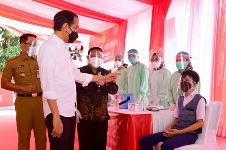 Presiden Joko Widodo mengunjungi vaksinasi Covid-19 untuk pelajar di SMA 1 Beber, Cirebon, Jawa Barat, Selasa (31/8/2021).
