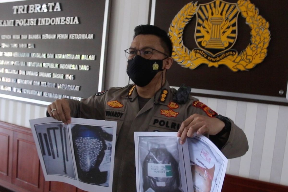 Aceh Regional Police Command spokesman Police Chief Commissioner Winardy show evidence seized during arrests of five suspected militants on Wednesday, (24/1/2021)