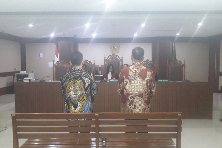 Dua penyuap Bupati Lampung Tengah, Simon Susilo dan Budi Winarto, mendengarkan putusan hakim dalam sidang di Pengadilan Tindak Pidana Korupsi, Senin (11/11/2019).