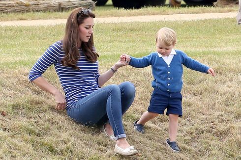 Ide Gaya Busana Kate Middleton dengan Sepatu Seharga Rp 1,3 Juta