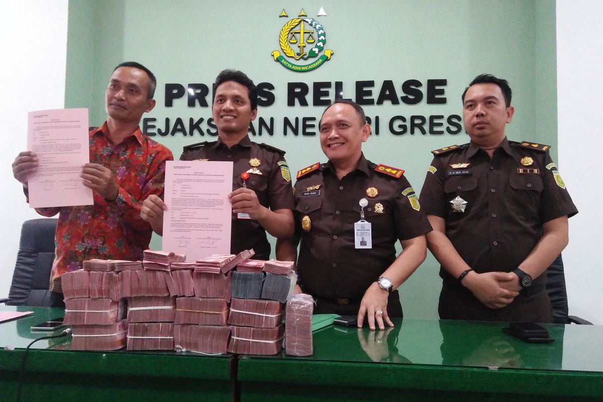 Kepala Kejari Gresik Nana Riana dan Kasi Pidsus Kejari Gresik Alifin Nurahmana Wanda (tengah), saat menerima pengembalian kerugian negara dari kuasa hukum tersangka korupsi dana hibah, Kamis (7/9/2023).