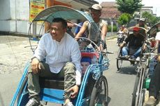 Penuhi Panggilan Panwas, Anang Hermansyah Naik Becak