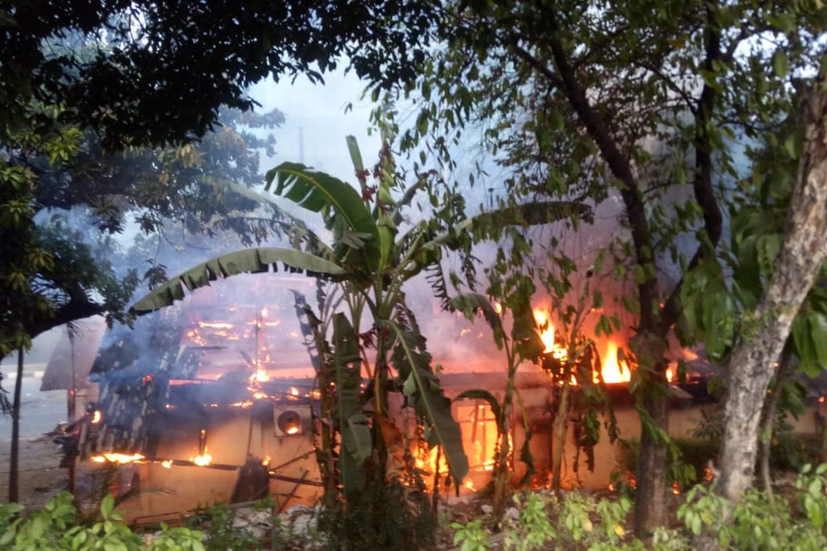 Pos polisi Pejompongan dibakar, Rabu (25/9/2019) 