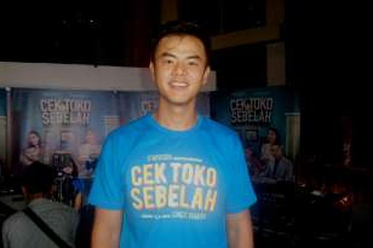 Dion Wiyoko diabadikan usai pemutaran film Cek Toko Sebelah di XXI Epicentrum Walk, Kuningan, Jakarta Selatan, Selasa (20/12/2016).