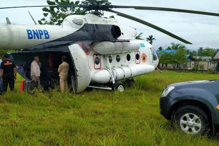 Helikopter yang mendarat darurat di Lapangan Sepak Bola di Blok D, Kampung Benyom Jaya I, Distrik Nimbongkrang, Kabupaten Jayapura, Minggu (7/2/2021).