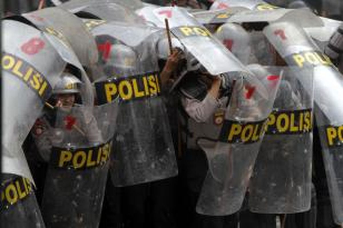 Warga Kampung Pulo, Jakarta Timur, terlibat kerusuhan dengan Satpol PP dan polisi di Jalan Jatinegara Barat, Kamis (20/8/2015). Bentrokan terjadi karena warga menolak digusur dan dipindahkan untuk normalisasi Kali Ciliwung.
