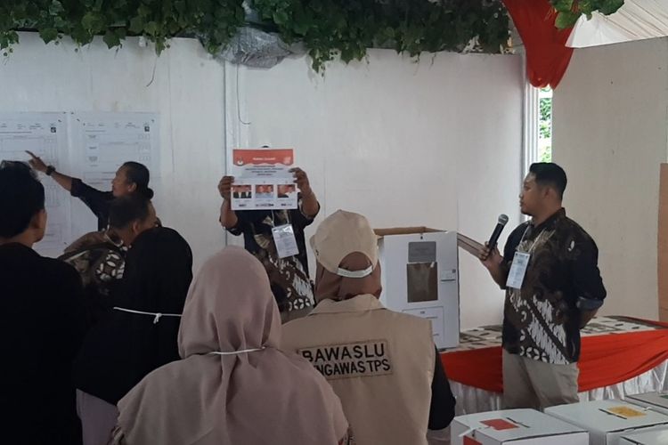 Proses penghitungan suara Pilpres di di tempat pemungutan suara (TPS) 106 Sambilegi Lor, Maguwoharjo, Kapamewon Depok, Kabupaten Sleman, DI Yogyakarta (DIY).