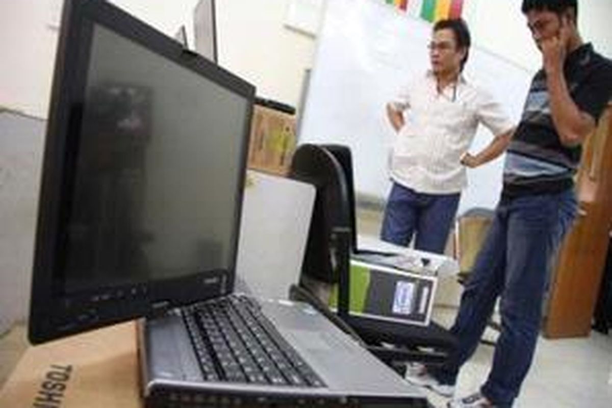 Aparat dari Poltabes Barelang, Batam, memeriksa 73 unit komputer jinjing atau laptop tanpa surat izin. 