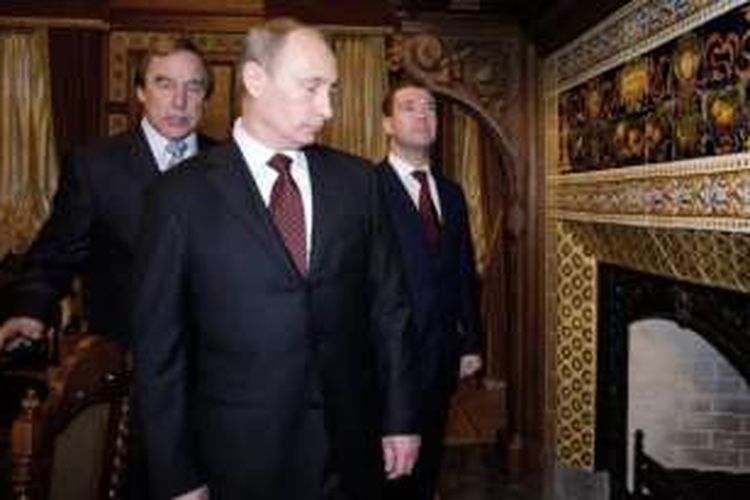 Sergei Rodulgin (kiri) bersama Presiden Vladimir Putin dan Dmitry Medvedev. Nama Rodulgin muncul dalam 'The Panama Paper' dan disebut memiliki tiga perusahaan 'cangkang' di luar negeri untuk mengelola aset Putin yang berjumlah besar.