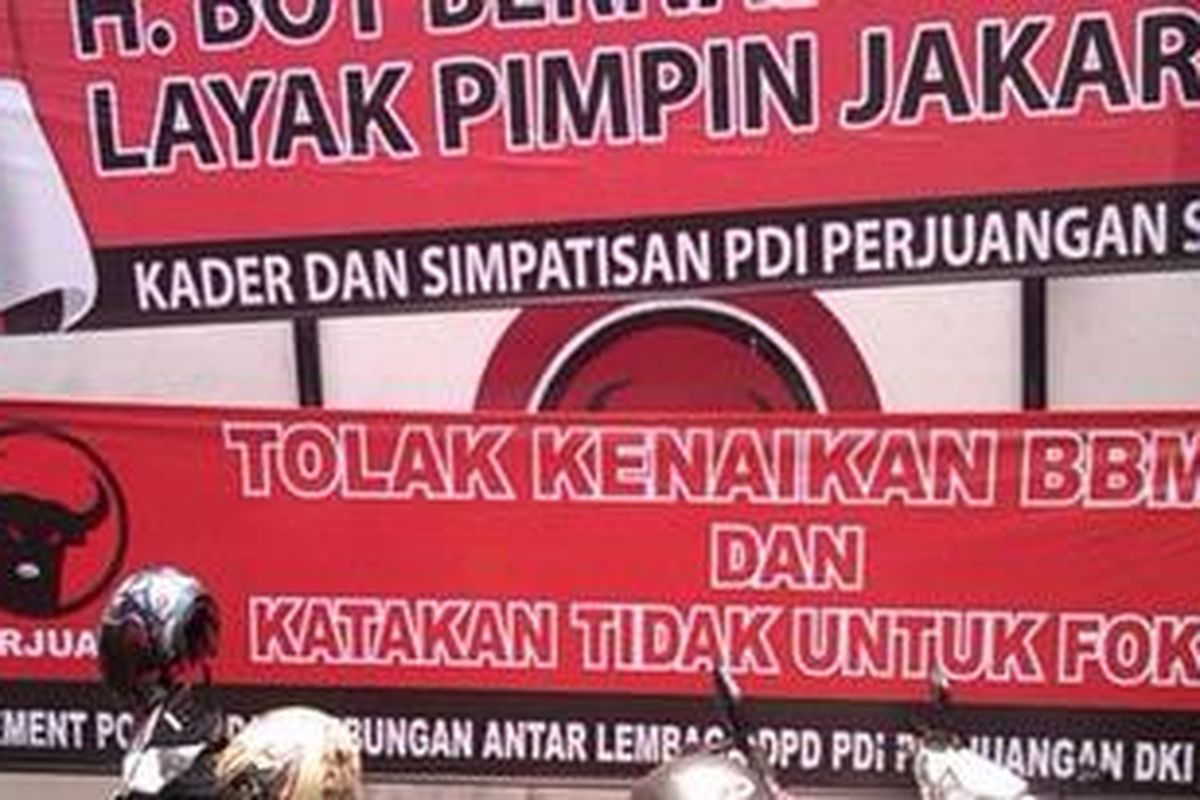 Sebuah spanduk berisi penolakan kenaikan Bahan Bakar Minyak dan pencalonan Fauzi Bowo dalam Pilkada 2012 terpambang di depan kantor DPD PDIP, Jl. Tebet Raya, No. 46, Jakarta Selatan.