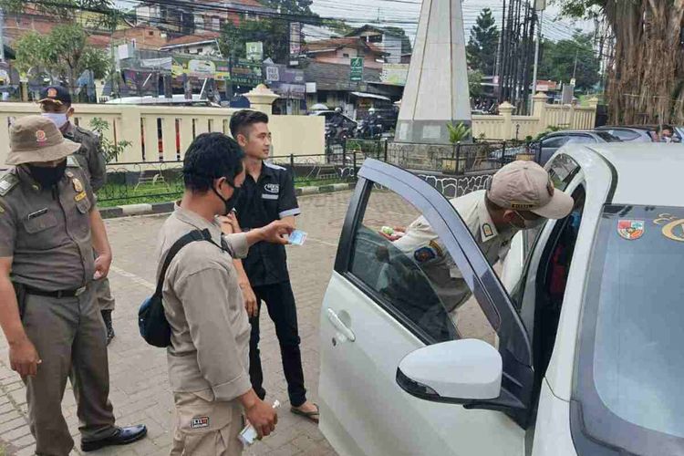 Satpol PP Sumedang memberhentikan pelaku perjalanan yang tidak disiplin menjalankan protokol kesehatan, Kamis (21/1/2021). AAM AMINULLAH/KOMPAS.com