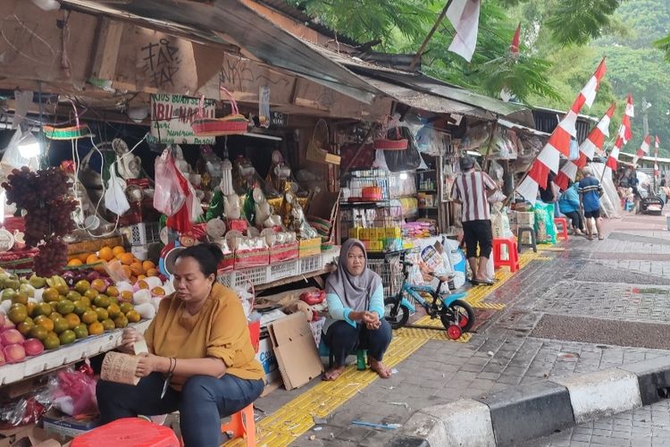 Suasana sejumlah kios di Pasar Barito, Kebayoran Baru, Jakarta Selatan, pada Selasa (2/8/2022). Sebagian kios di pasar itu akan direvitalisasi.