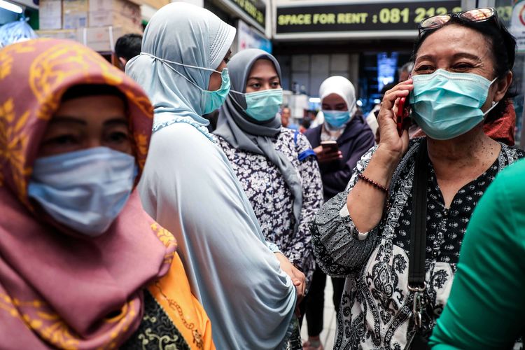 Warga menggunakan masker saat antre untuk membeli masker di Toko JakMart di Pasar Pramuka, Jakarta Timur, Jumat, (6/3/2020). Direktur Utama (Dirut) Perumda Pasar Jaya, Arief Nasrudin, mengatakan pembelian masker dibatasi satu kotak per orang, serta pembeli diwajibkan menunjukkan Kartu Tanda Penduduk (KTP) untuk menghindari pembelian berulang.