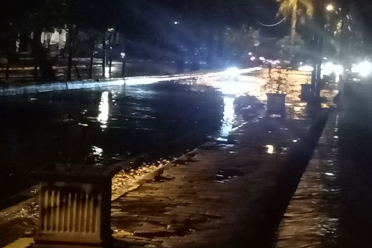 Akibat hujan deras, sejumlah titik di Padang mengalami banjir dan membuat akses transportasi terganggu, Rabu (8/7/2020)