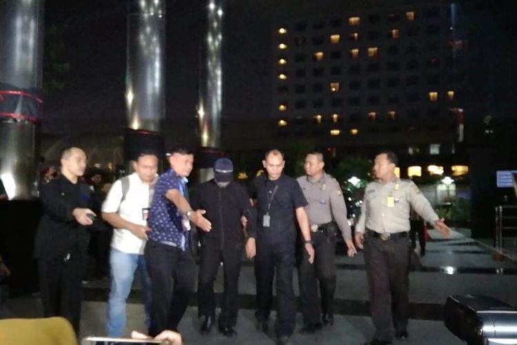Ketua Umum PPP Romahurmuziy tiba di Gedung Merah Putih Komisi Pemberantasan Korupsi (KPK), Jakarta, Jumat (15/3/2019) malam. 