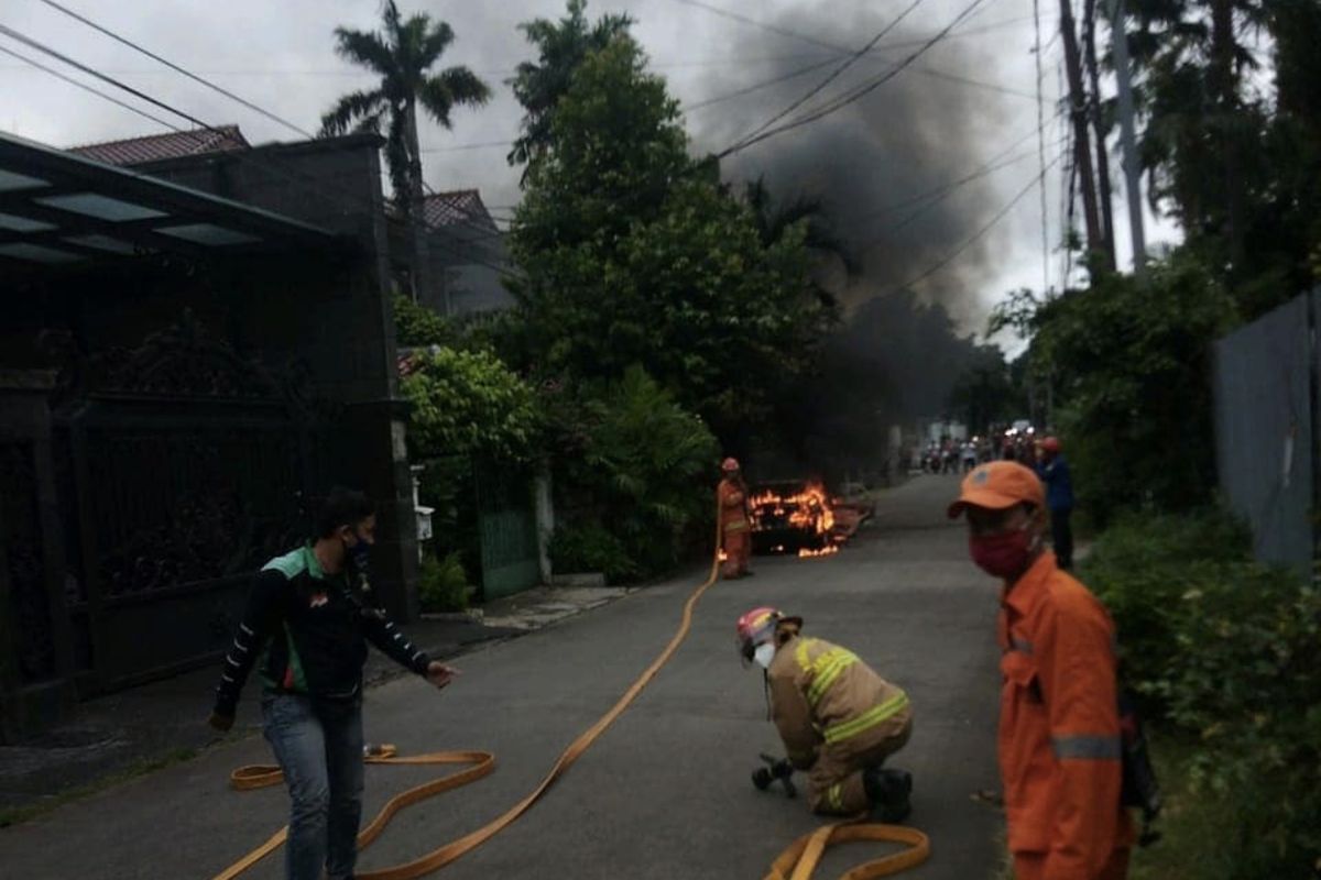 Sebuah mobil terbakar di Jalan Gaharu II RT 03/011, Cilandak Barat, Cilandak, Jakarta Selatan pada Rabu (27/1/2021) pagi.