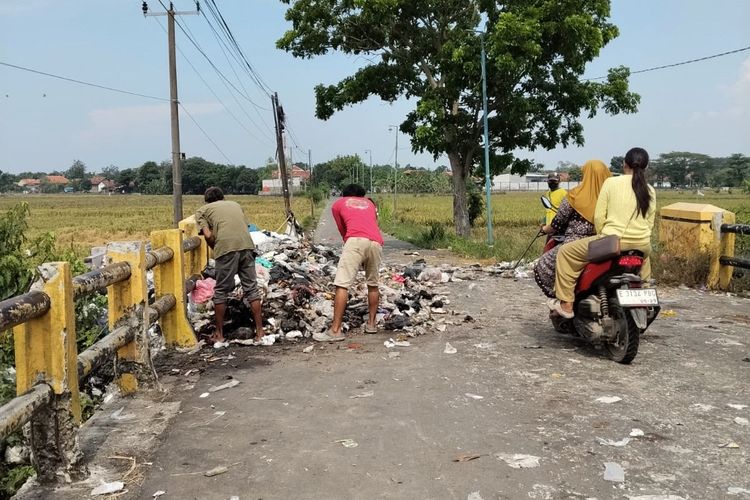 Jembatan Kamal Indramayu, Jadi Tempat Buang Sampah Ilegal hingga Membuat Pemotor Tergelincir